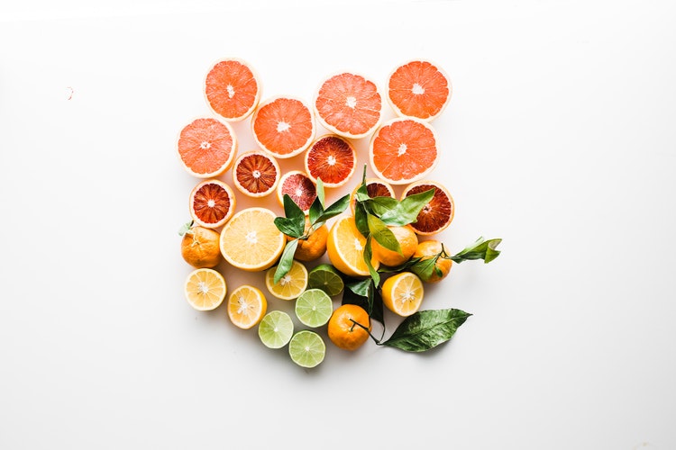 Várias frutas juntas como acerola laranja limão